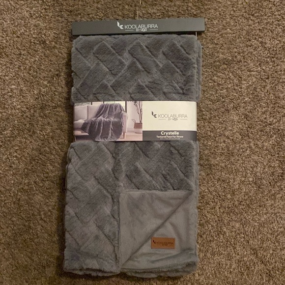 UGG Blanket Crystelle Textured Faux Fur Throw - Picture 1 of 2
